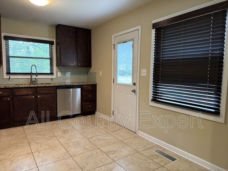916 Zion Cir - Photo 6 of 17