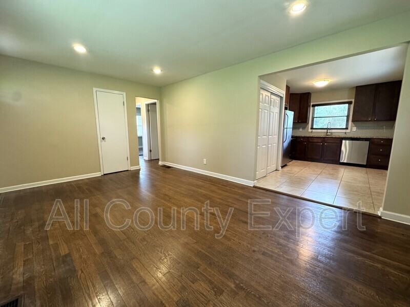 916 Zion Cir - Photo 7 of 17