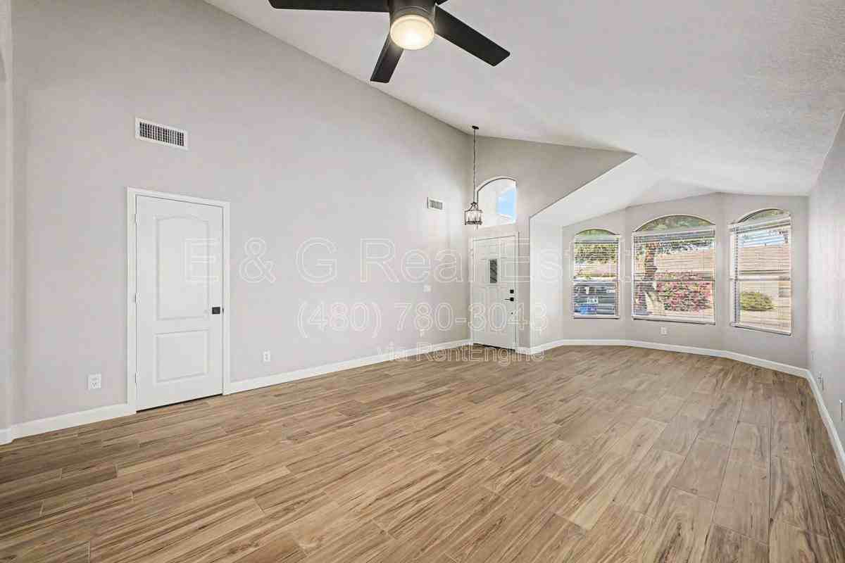 3015 S Woodruff - Photo 3 of 10