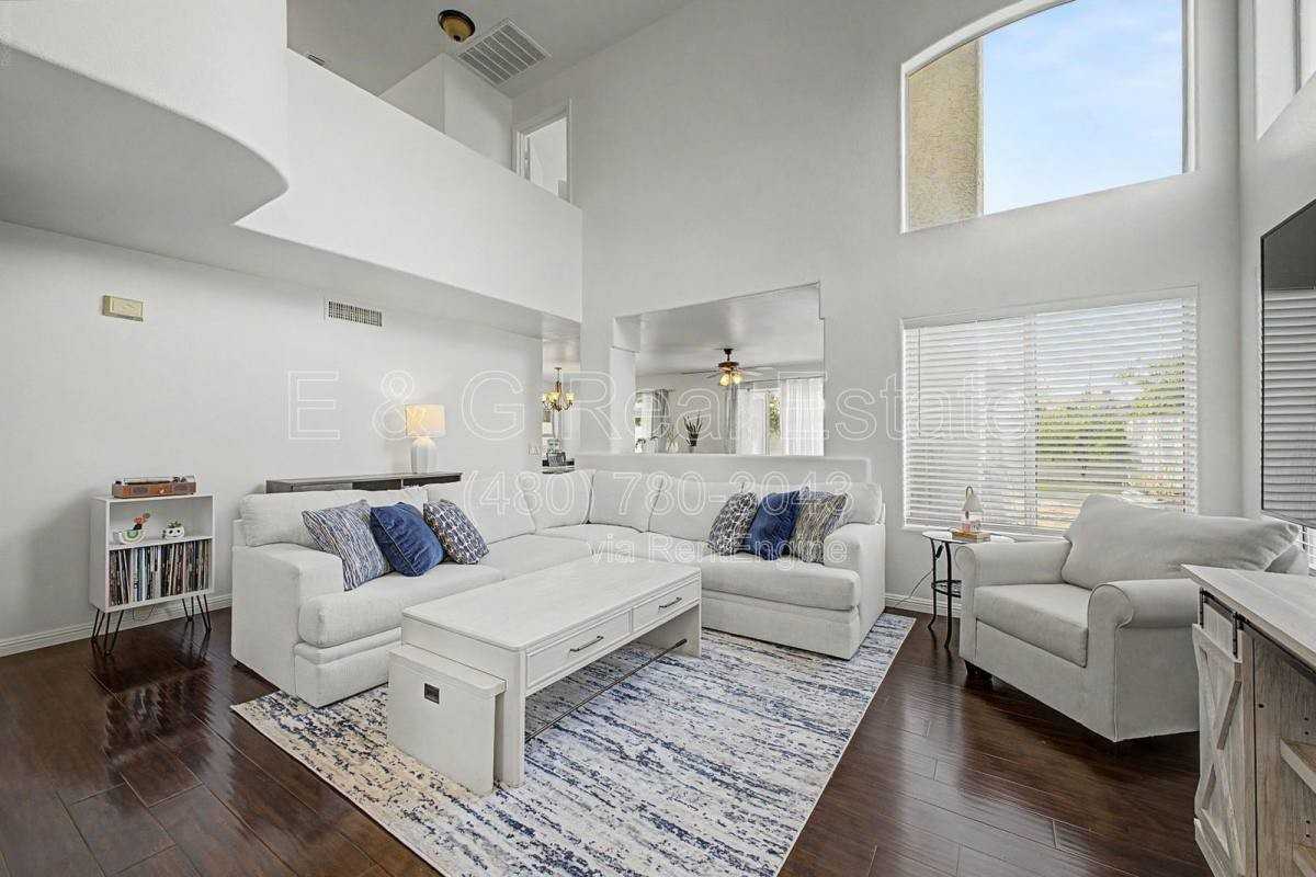 3910 E Rosemonte Dr - Photo 3 of 10