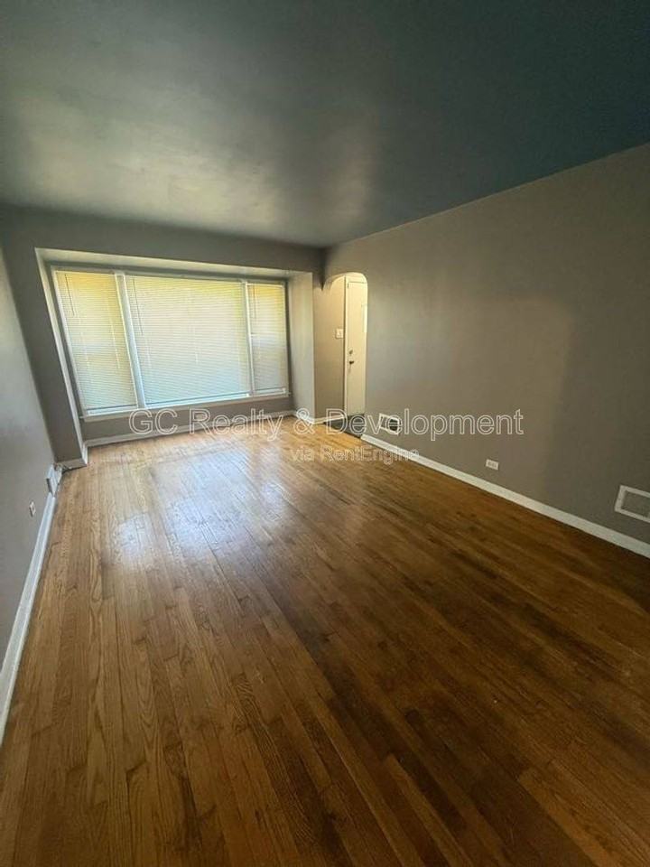 9552 S Greenwood Ave - Photo 3 of 10