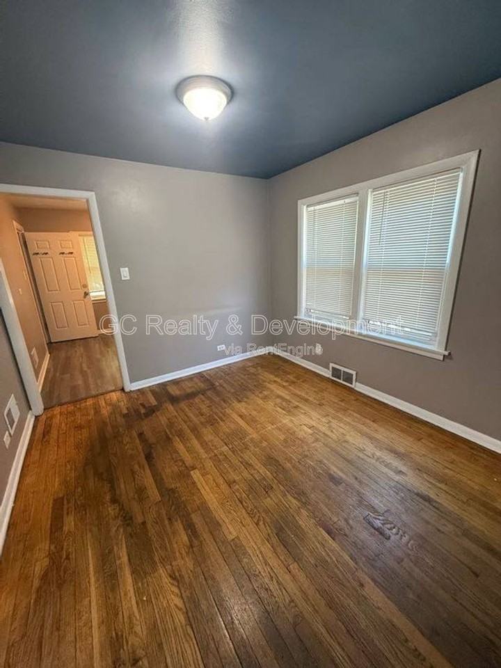 9552 S Greenwood Ave - Photo 4 of 10