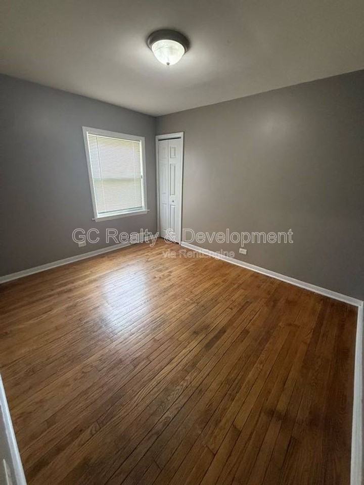 9552 S Greenwood Ave - Photo 7 of 10
