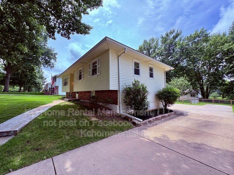 6012 Noland Rd - Photo 4 of 42