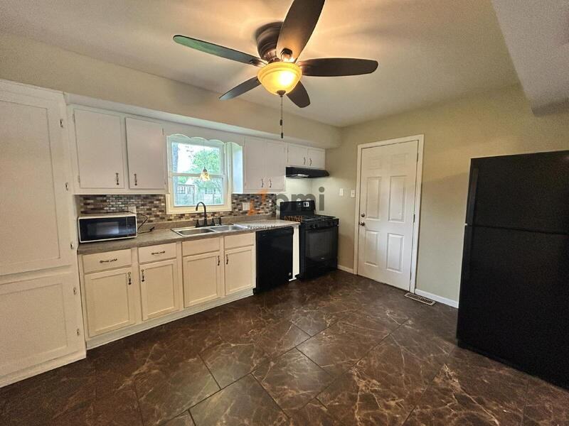 385 Briarwood Dr - Photo 2 of 18