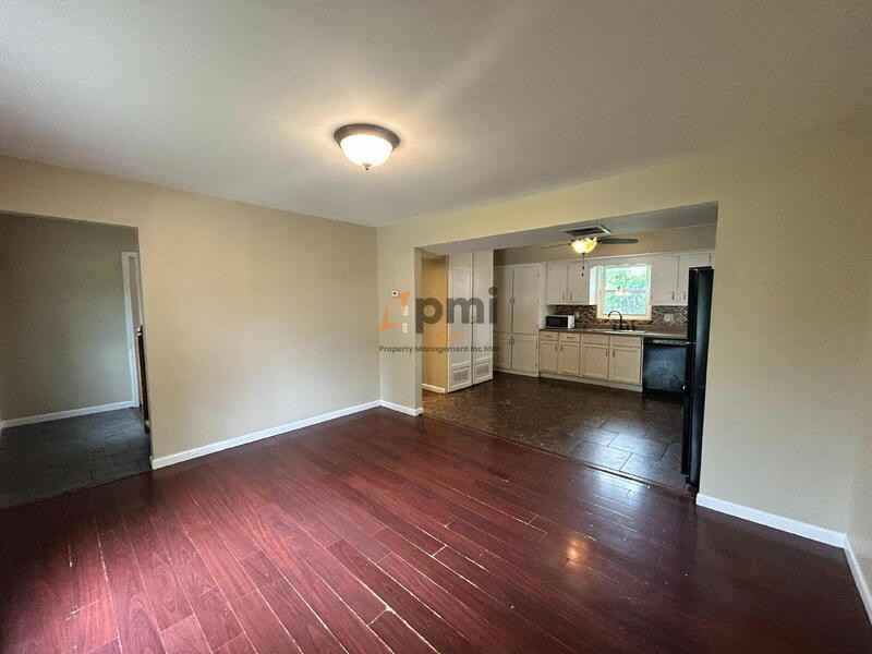 385 Briarwood Dr - Photo 3 of 18