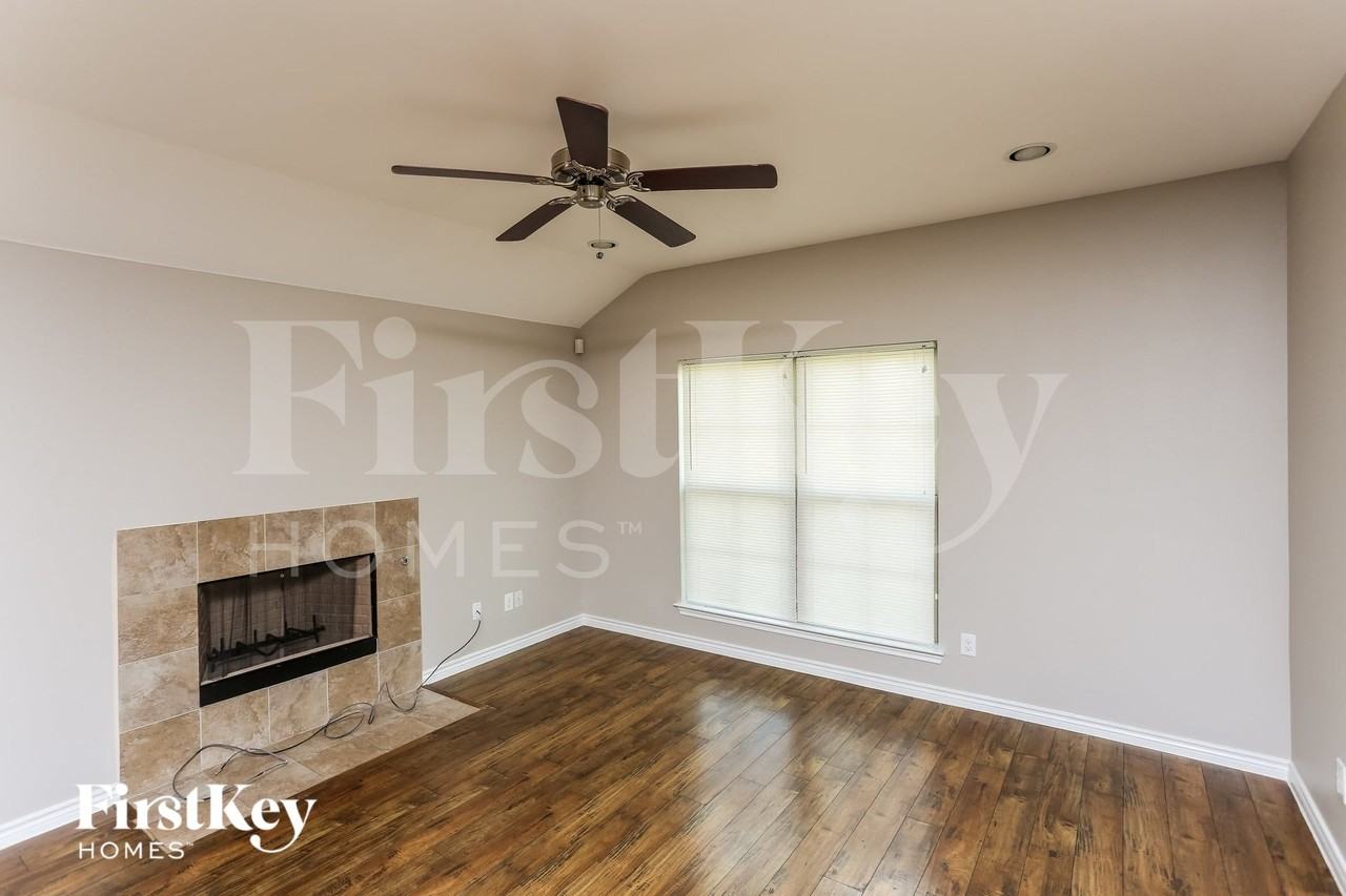 623 Hilton Dr - Photo 2 of 15
