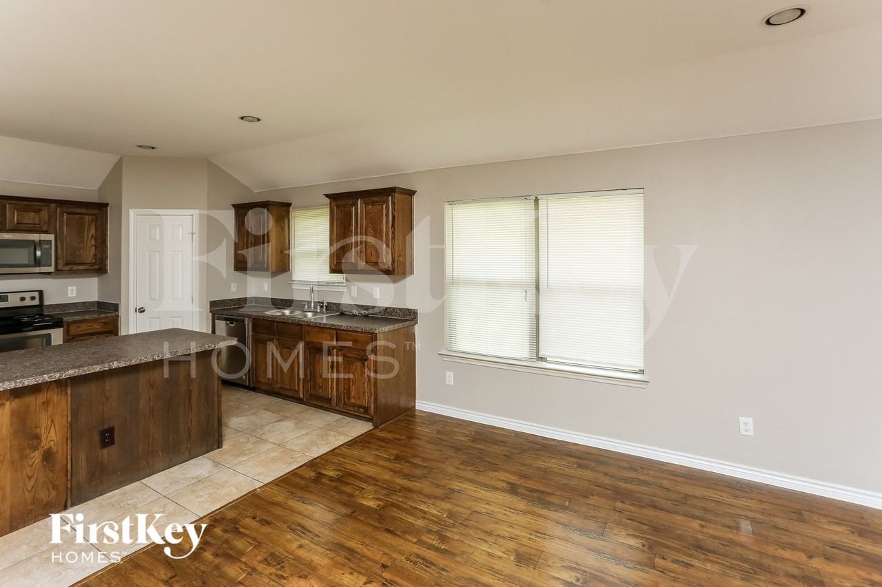 623 Hilton Dr - Photo 3 of 15