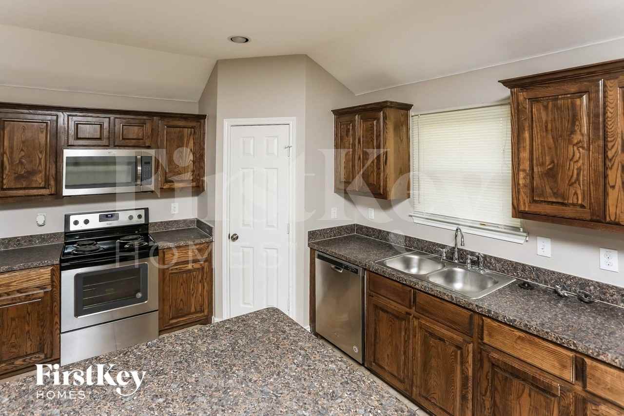 623 Hilton Dr - Photo 4 of 16