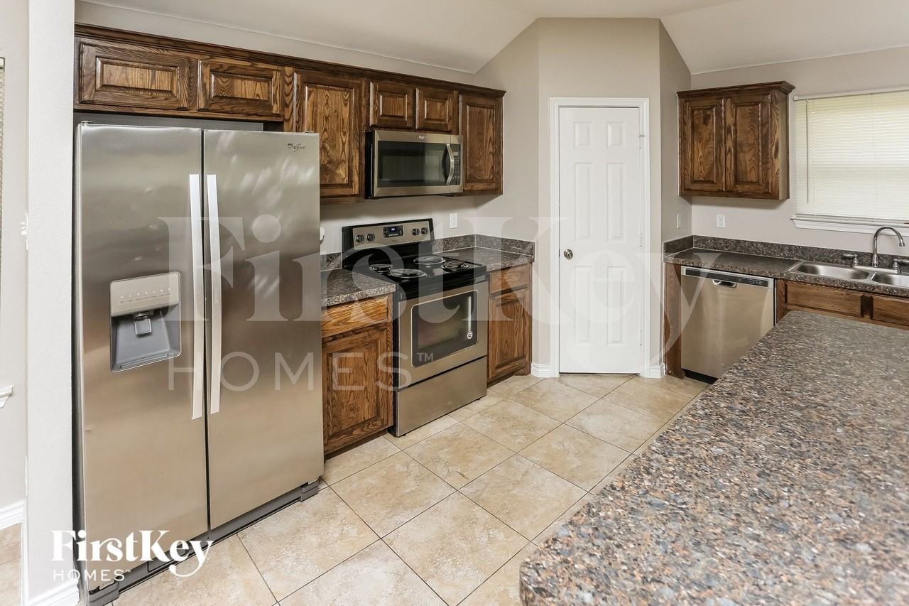 623 Hilton Dr - Photo 5 of 16