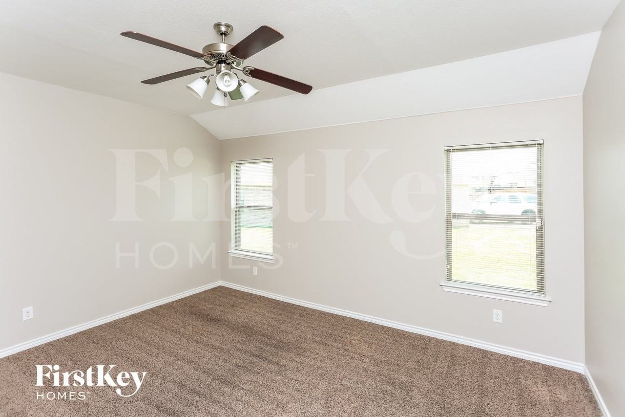 623 Hilton Dr - Photo 6 of 16