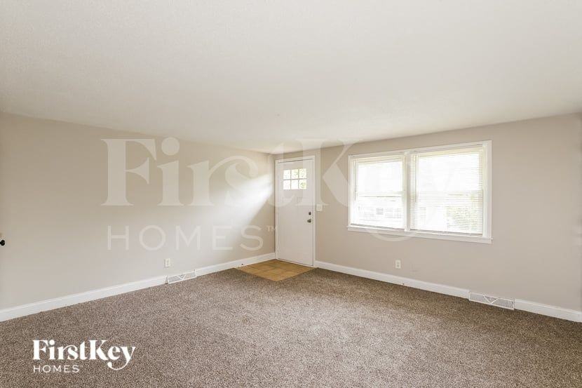 5044 N Bellaire Ave - Photo 2 of 16