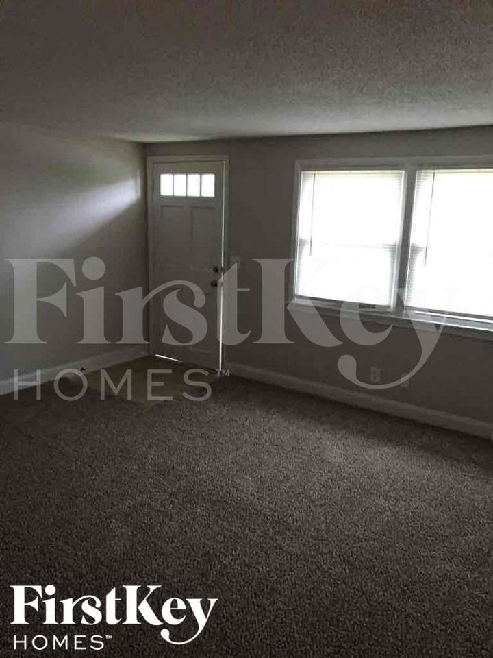 5044 N Bellaire Ave - Photo 3 of 16