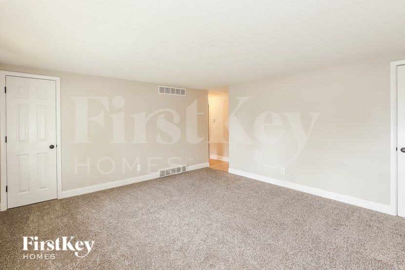 5044 N Bellaire Ave - Photo 4 of 16