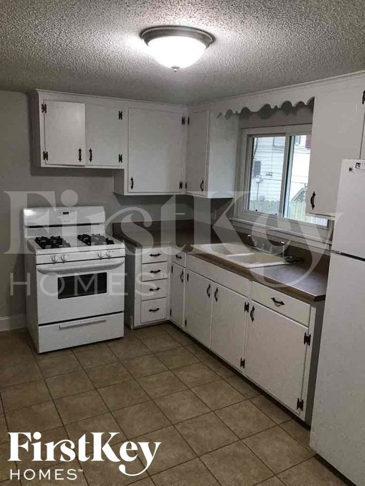5044 N Bellaire Ave - Photo 5 of 16