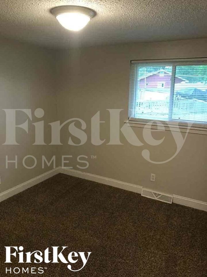 5044 N Bellaire Ave - Photo 7 of 16