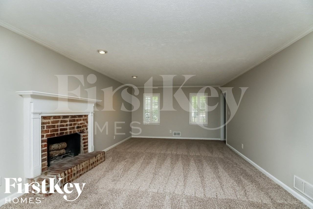 4042 Hampton Ct - Photo 3 of 15