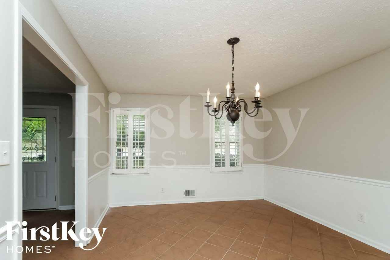 4042 Hampton Ct - Photo 4 of 15