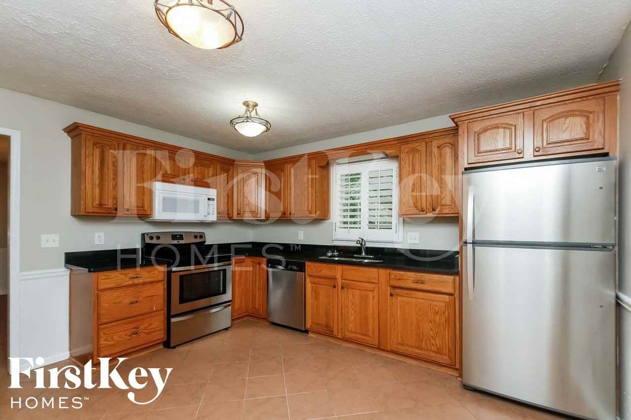 4042 Hampton Ct - Photo 5 of 15