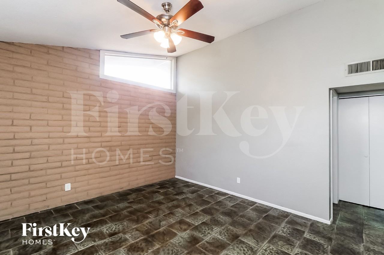 3320 S Margo Dr - Photo 4 of 18