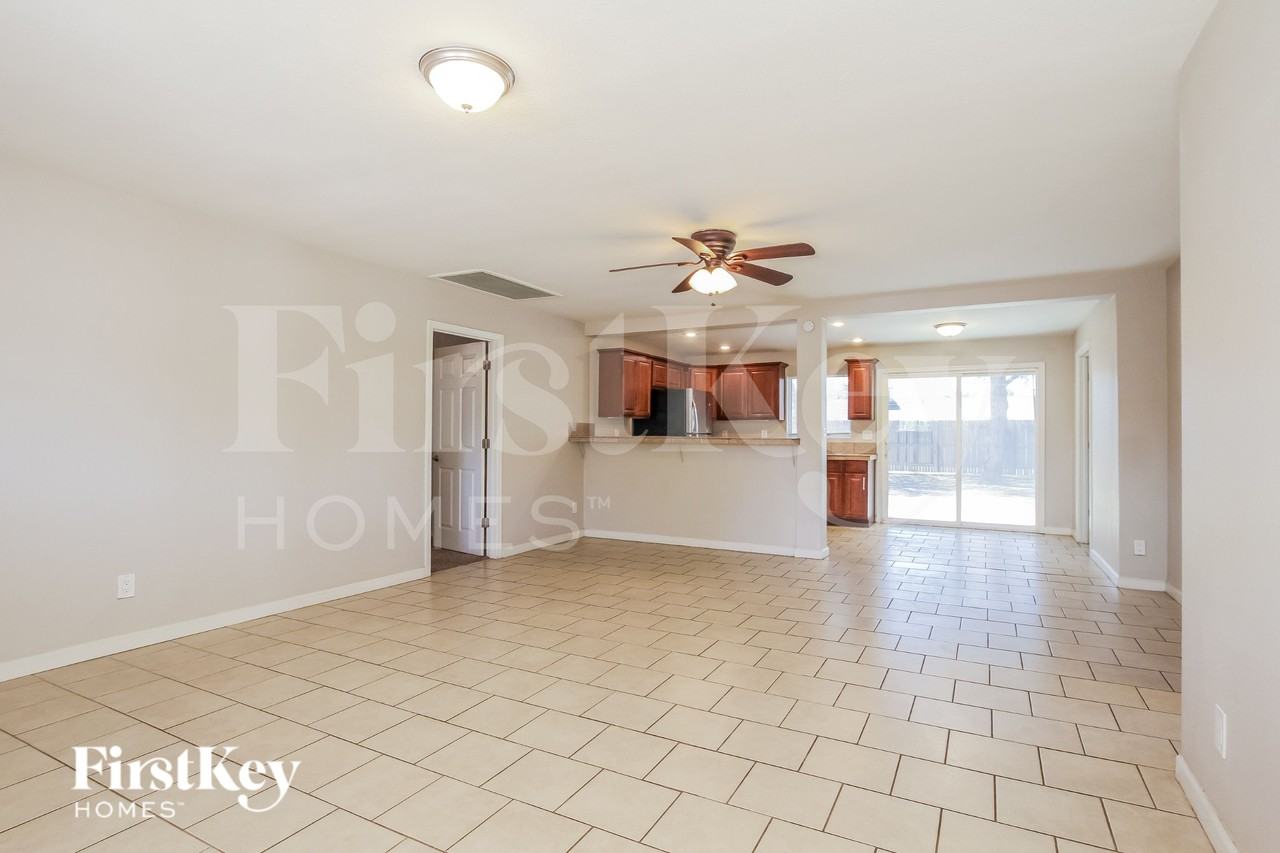 2907 E Michelle Dr - Photo 2 of 16
