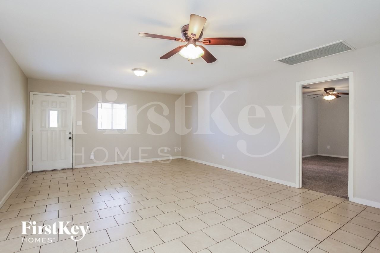 2907 E Michelle Dr - Photo 3 of 16