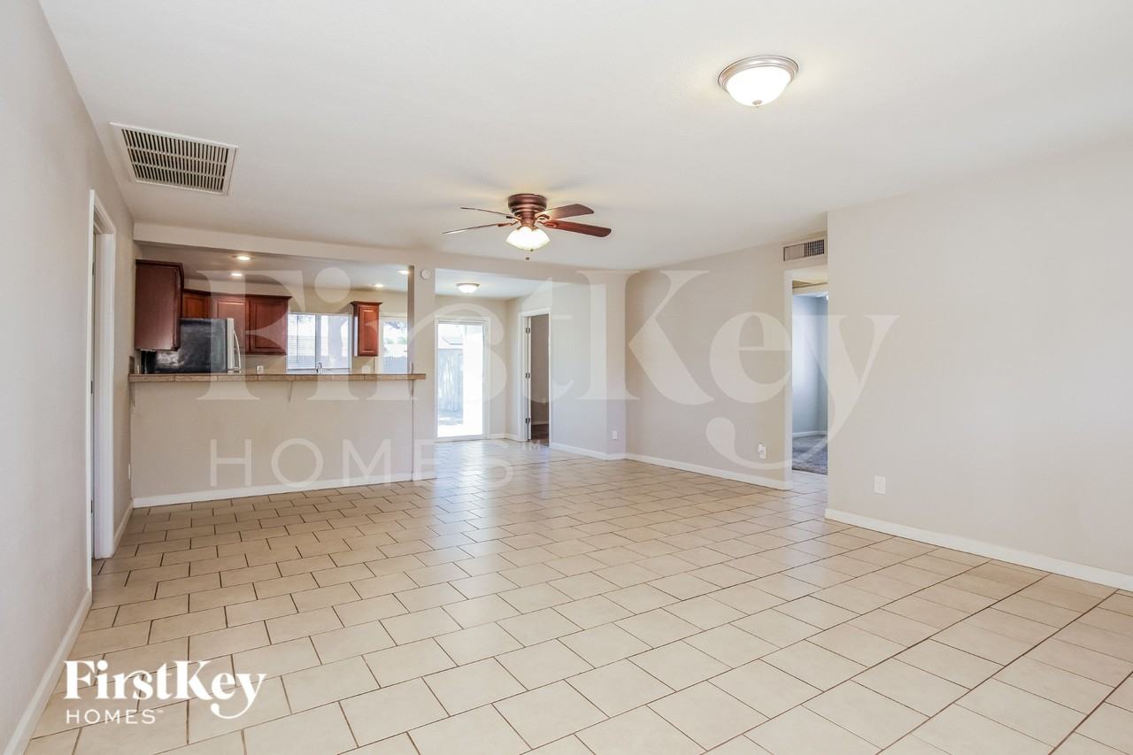 2907 E Michelle Dr - Photo 4 of 16