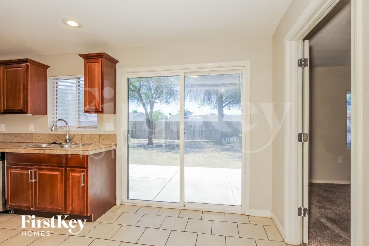 2907 E Michelle Dr - Photo 5 of 16