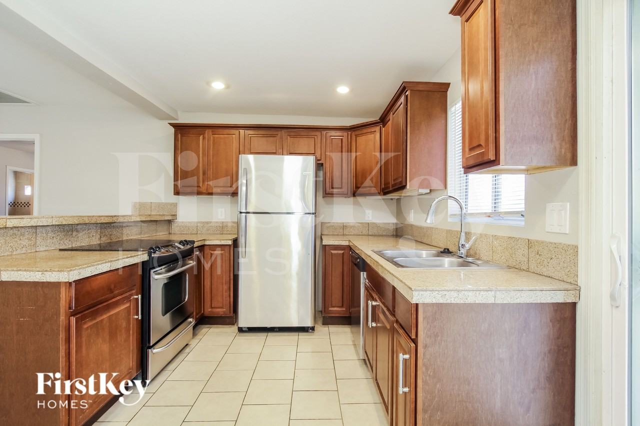 2907 E Michelle Dr - Photo 6 of 16