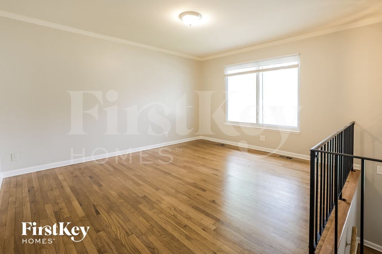 222 Pacific Dr - Photo 3 of 15