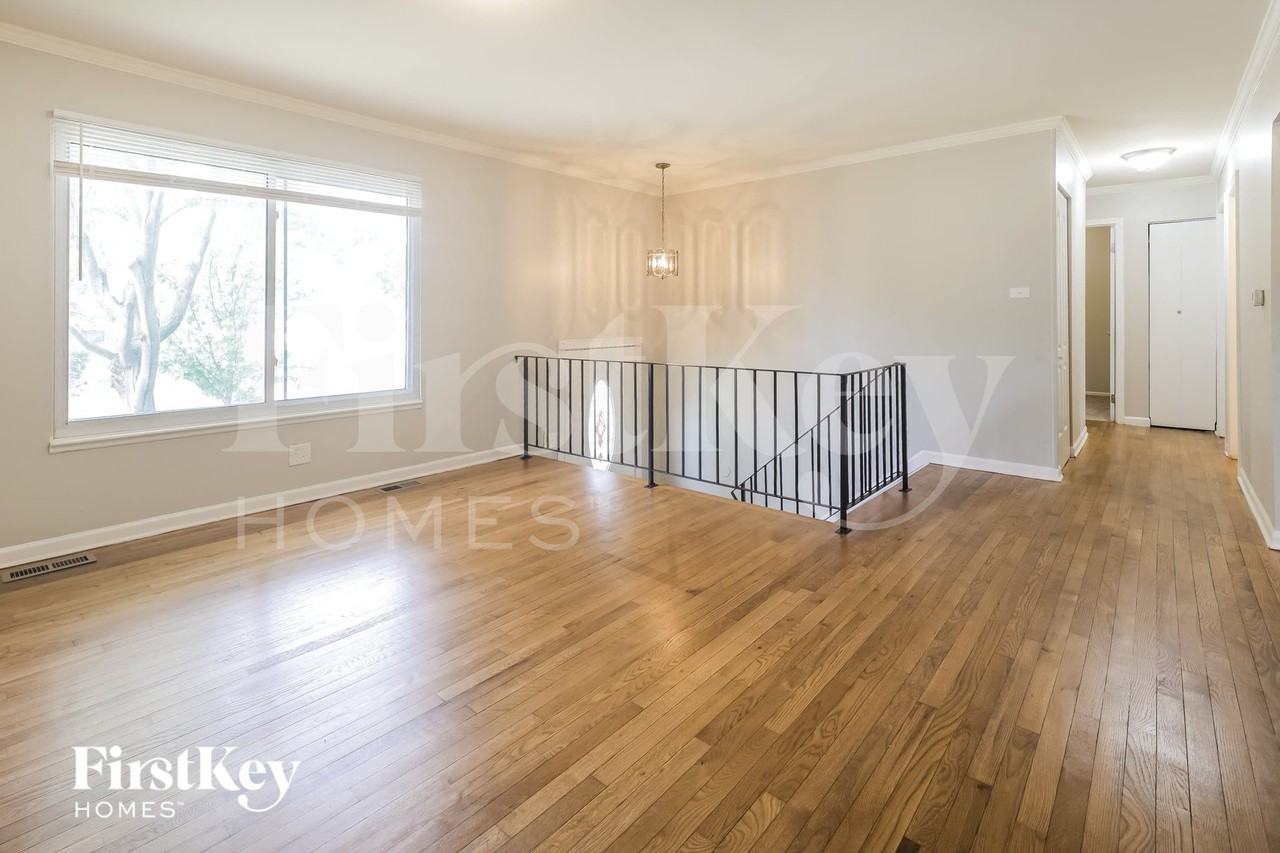 222 Pacific Dr - Photo 4 of 15