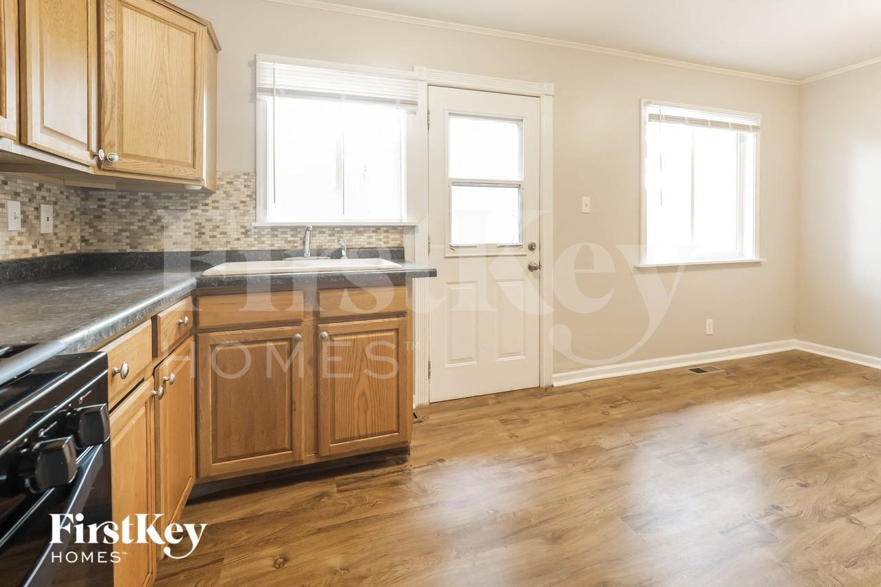 222 Pacific Dr - Photo 5 of 15