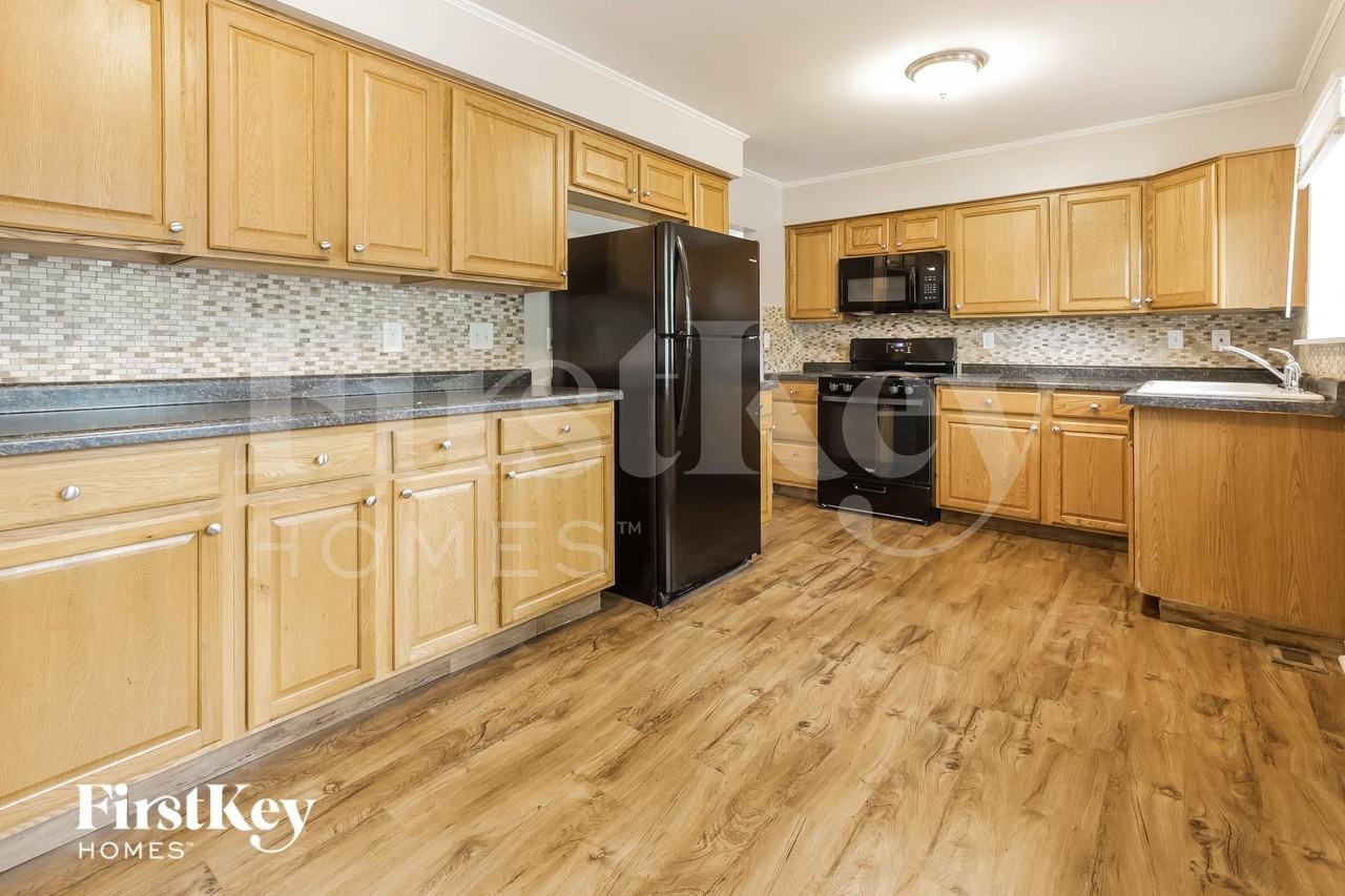 222 Pacific Dr - Photo 6 of 15