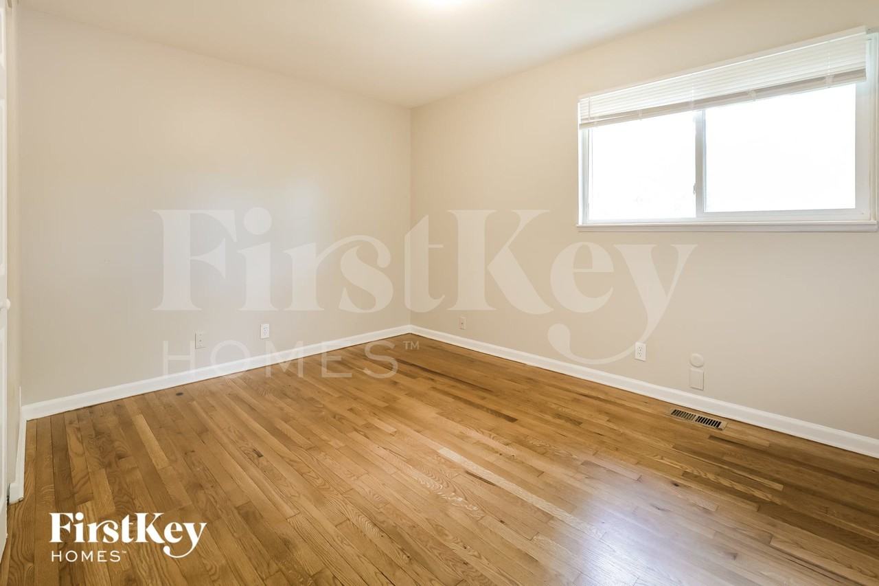 222 Pacific Dr - Photo 7 of 15