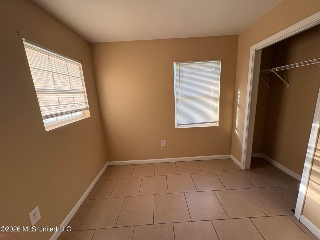 6525 Jasmine St - Photo 5 of 8