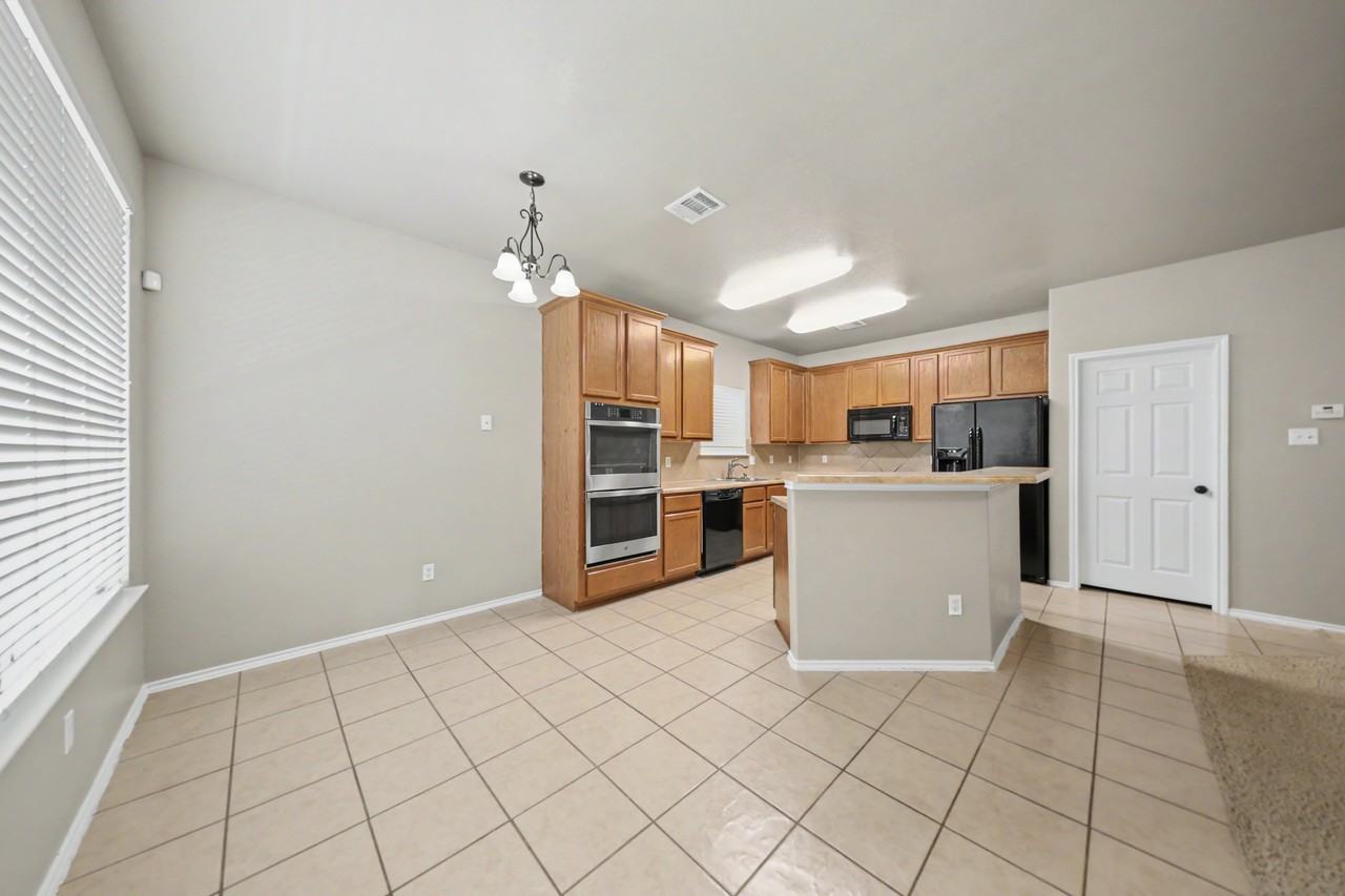 2203 Ryan Dr - Photo 5 of 36
