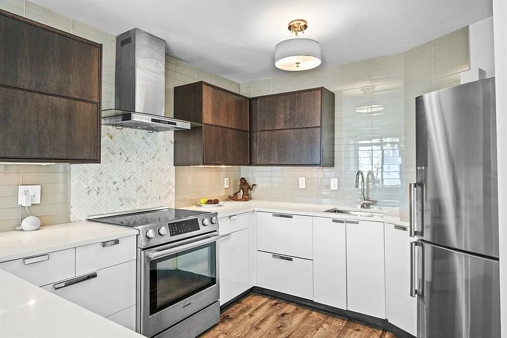 300 Lynn Shore Dr - Photo 2 of 16