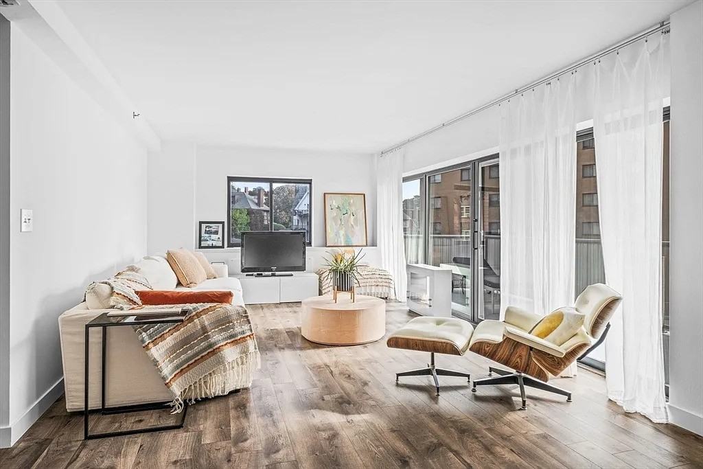 300 Lynn Shore Dr - Photo 4 of 16