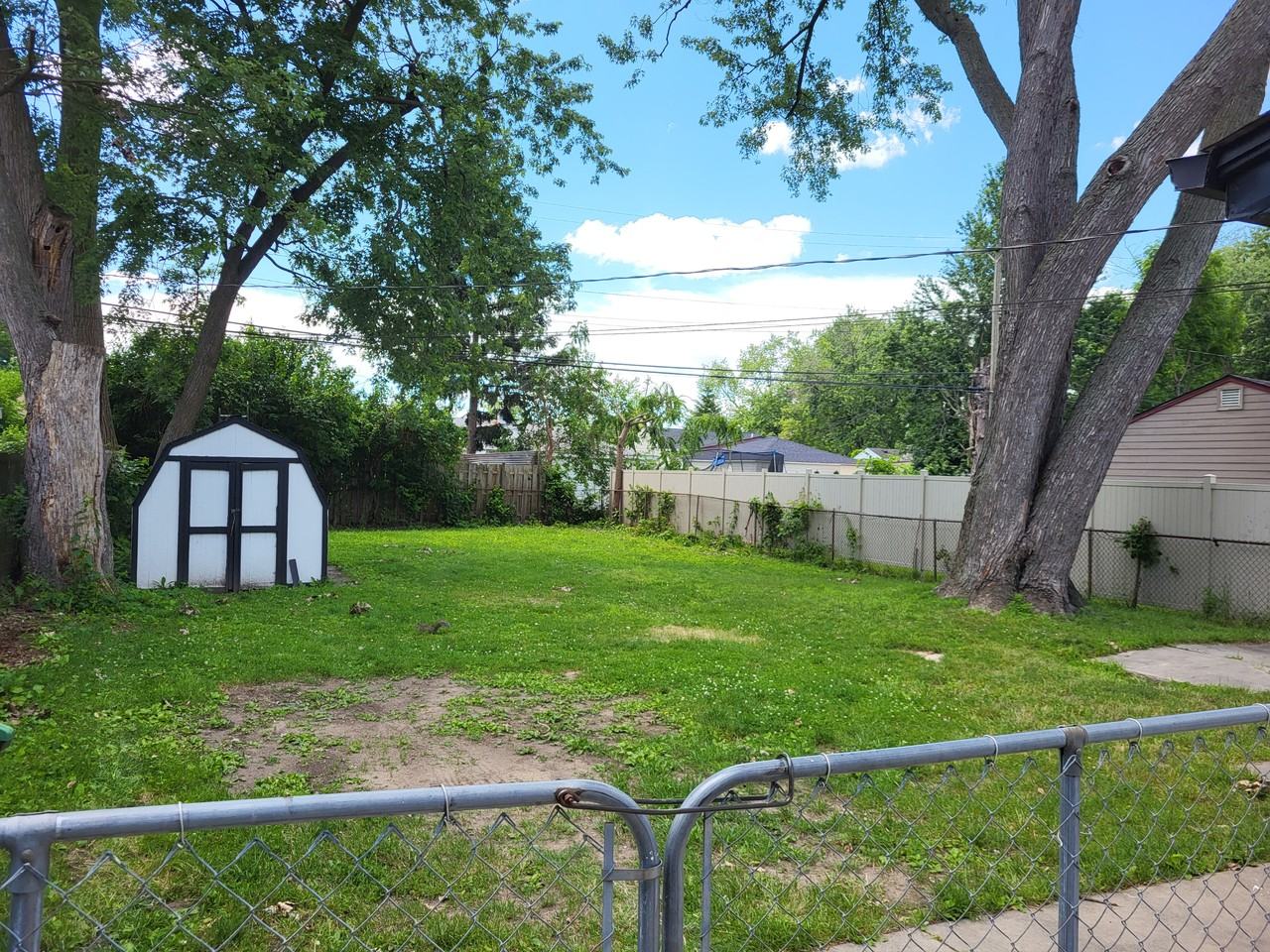 11764 Syracuse St - Photo 2 of 9