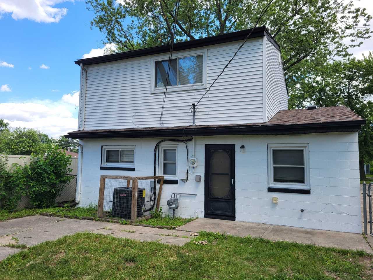 11764 Syracuse St - Photo 3 of 9