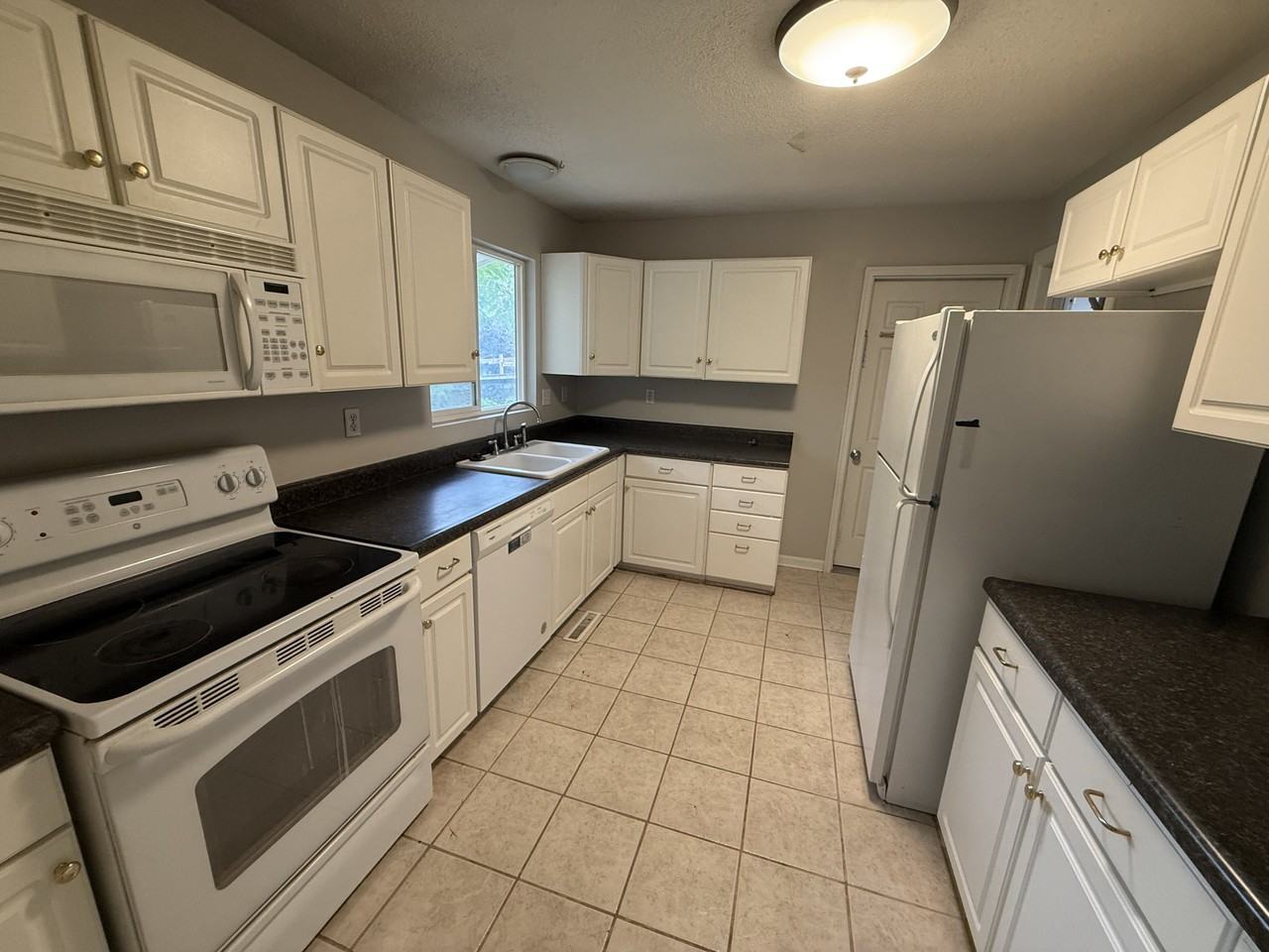 708 E Culton St - Photo 6 of 13