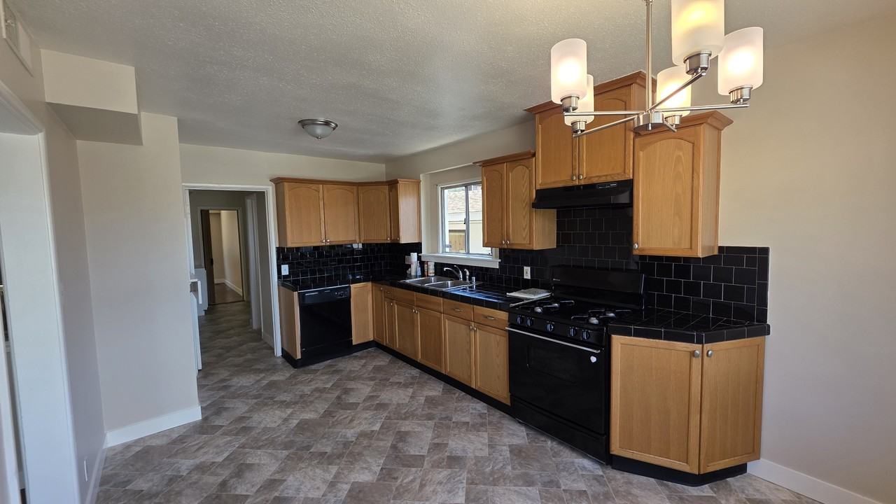 6034 S Kings Rd #6034SKINGS - Photo 2 of 16
