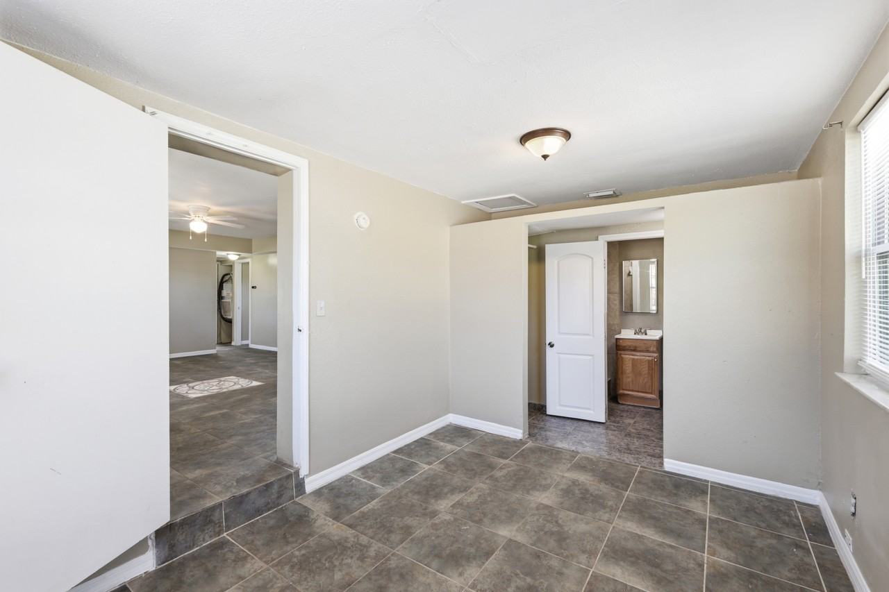 1107 Jamela Dr - Photo 4 of 15