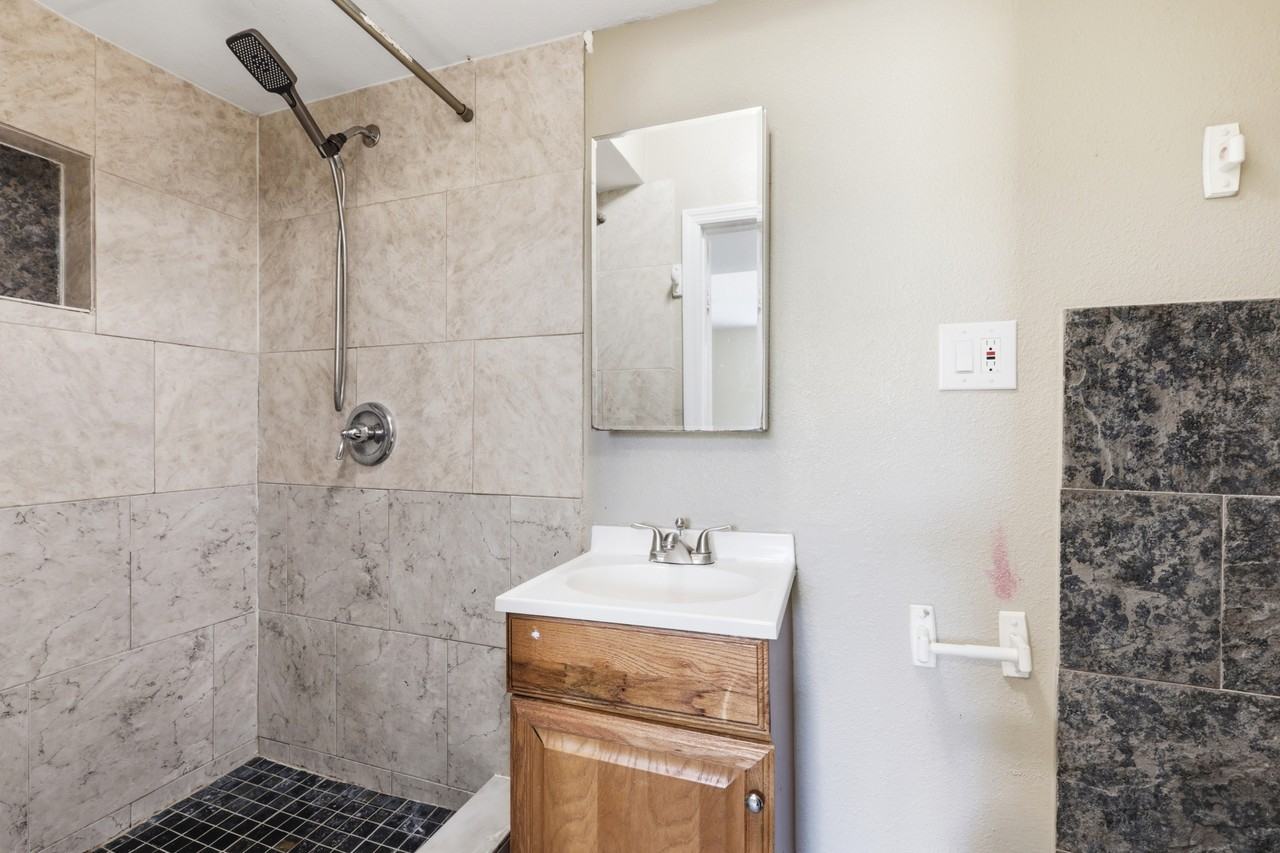 1107 Jamela Dr - Photo 6 of 15
