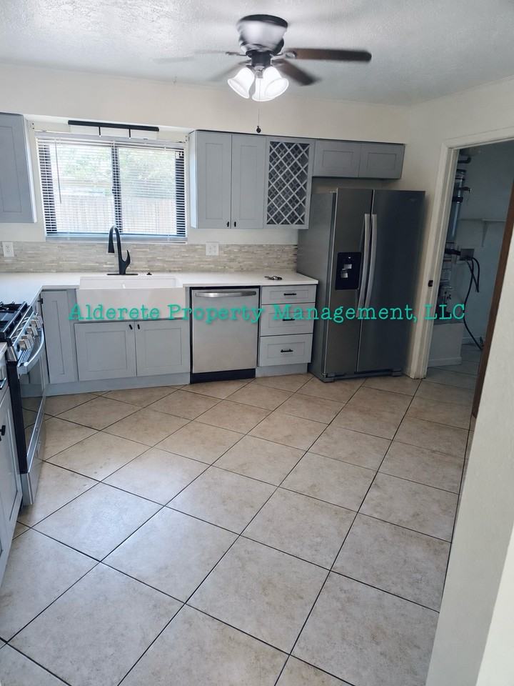 208 Cromwell Ave Se - Photo 3 of 6