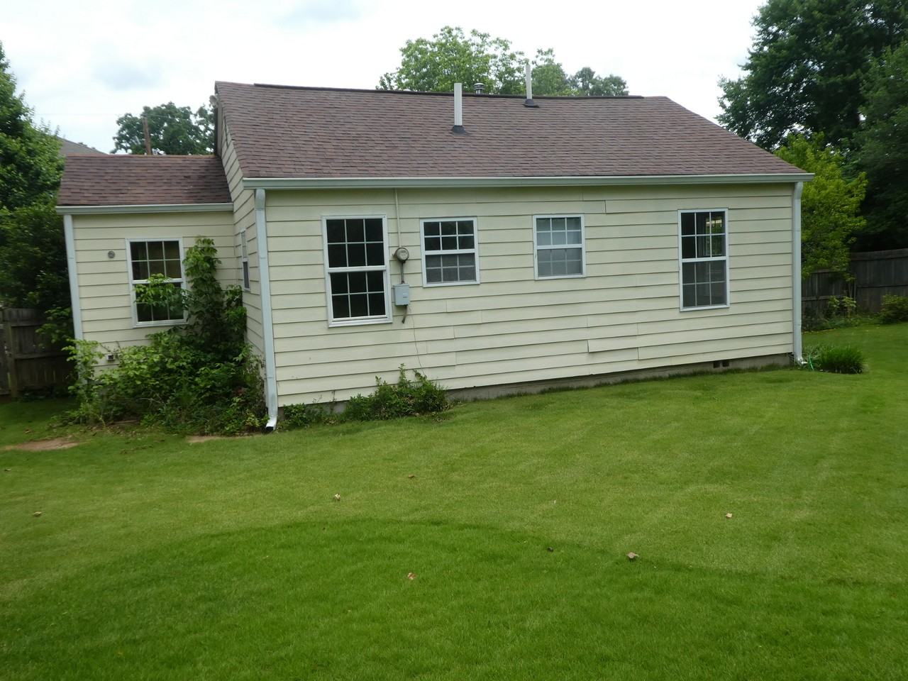 1121 Victoria St Ne #NA - Photo 2 of 17