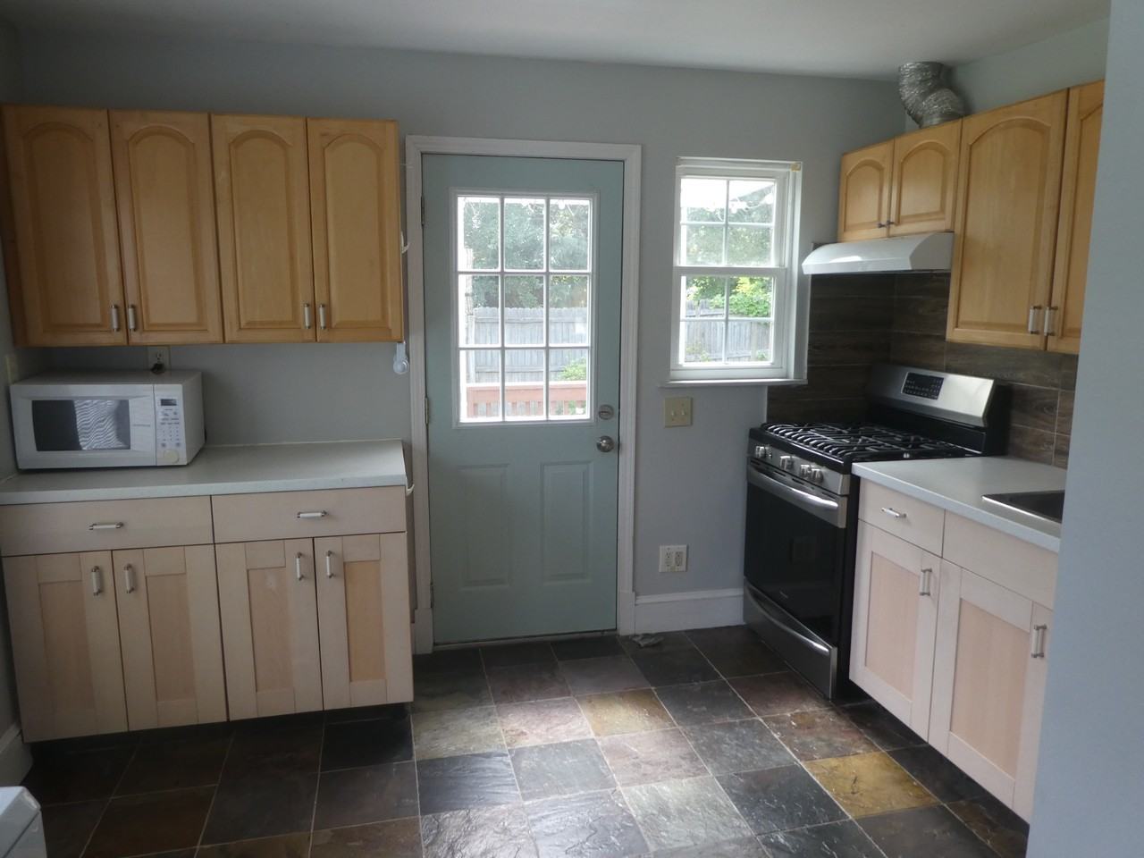1121 Victoria St Ne #NA - Photo 7 of 17