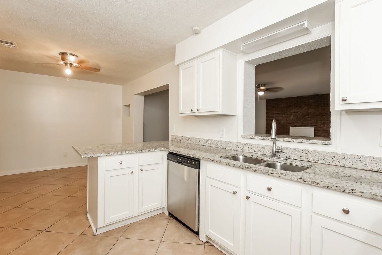 6139 Deepwood Dr E - Photo 5 of 16