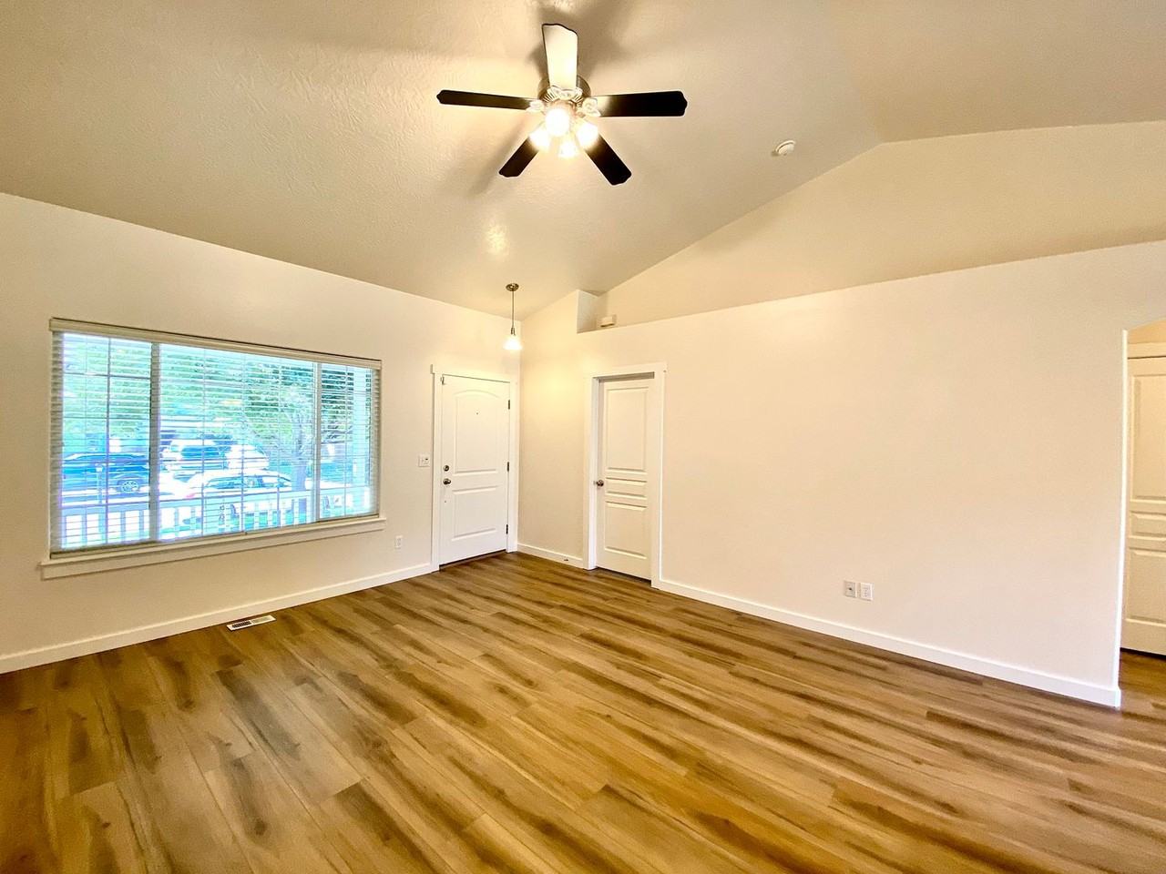 1014 N Manship Ave - Photo 5 of 50