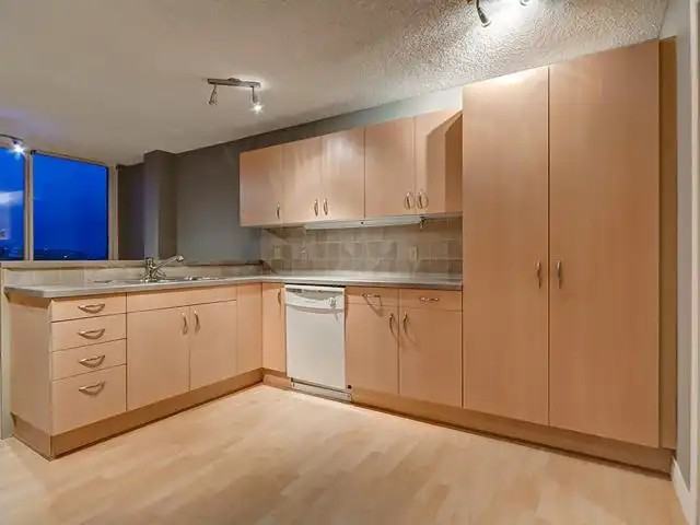 1001 14 Ave Sw #901 - Photo 4 of 8